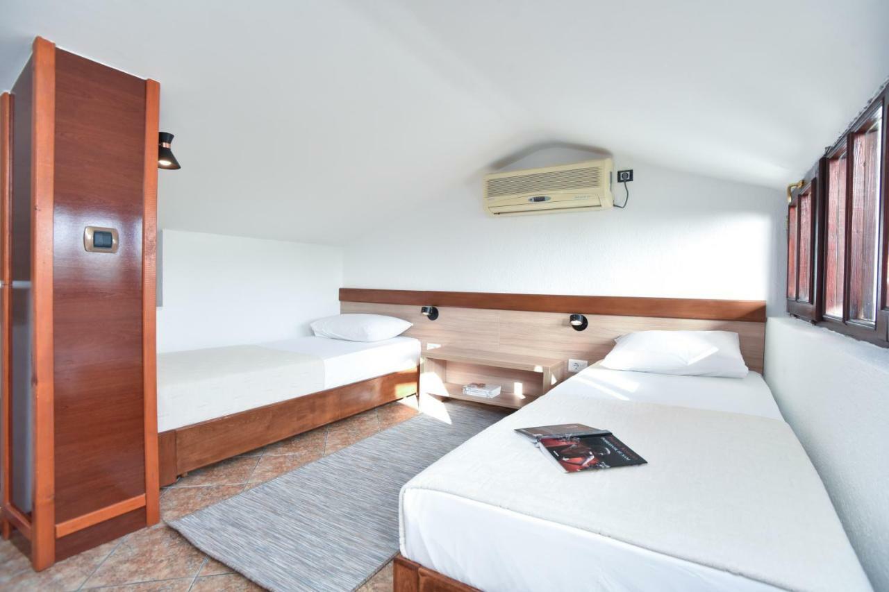 Guest House Jedro Petrovac Bagian luar foto