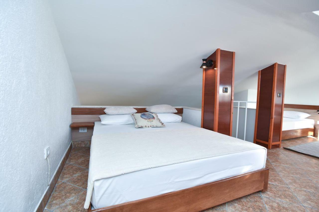 Guest House Jedro Petrovac Bagian luar foto